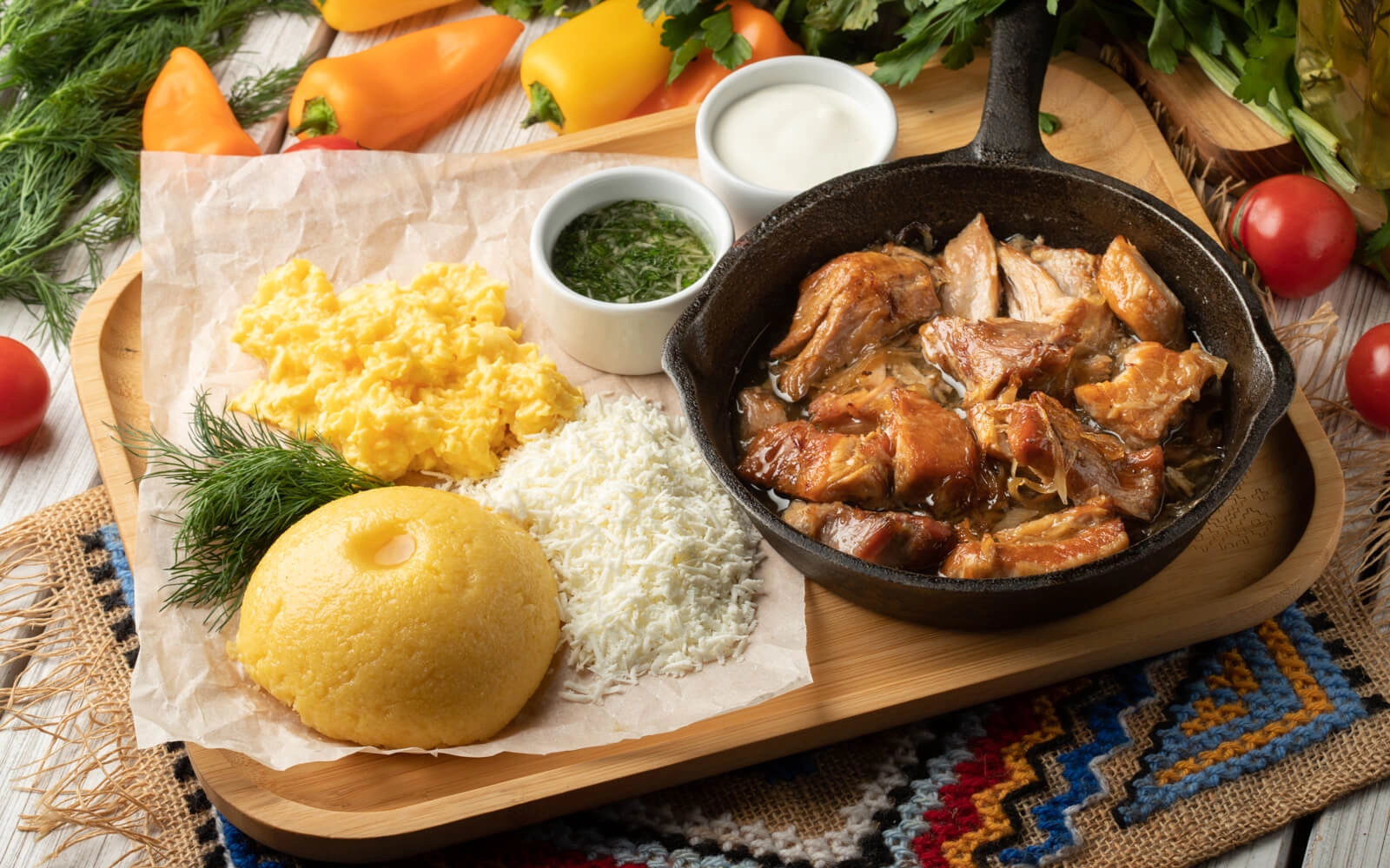 Mămăligă cu tocană de porc