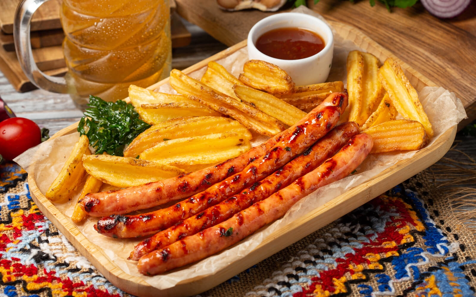 Cârnăciori la grill cu cartofi