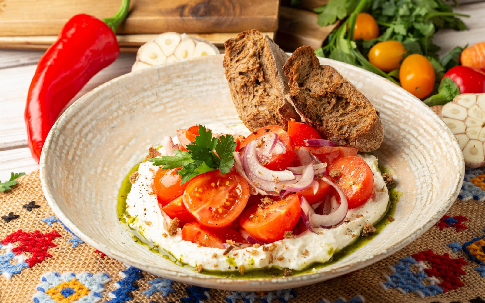 Salată cu roșii și cremă de brânză de oi 