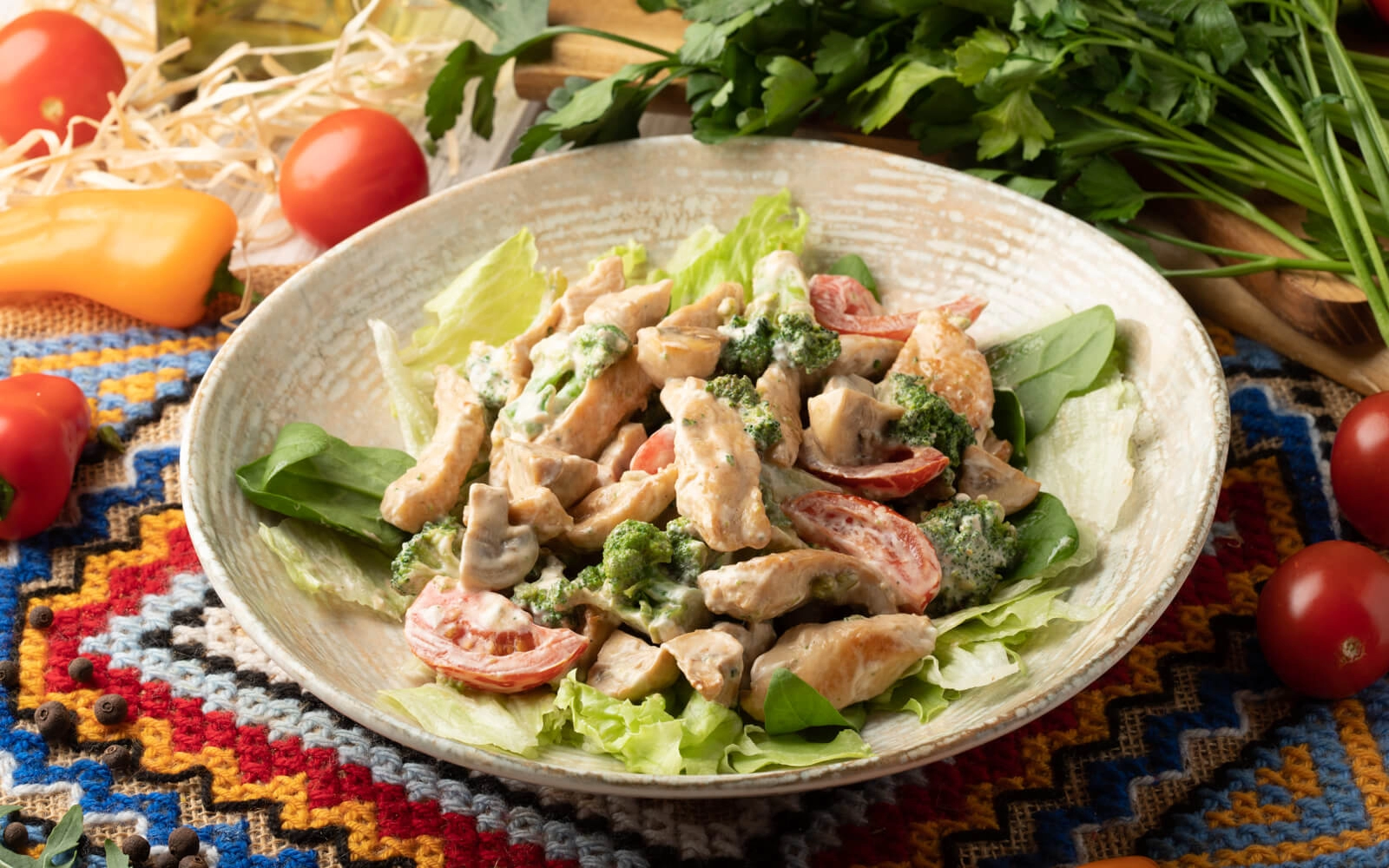 Salată caldă cu piept de pui